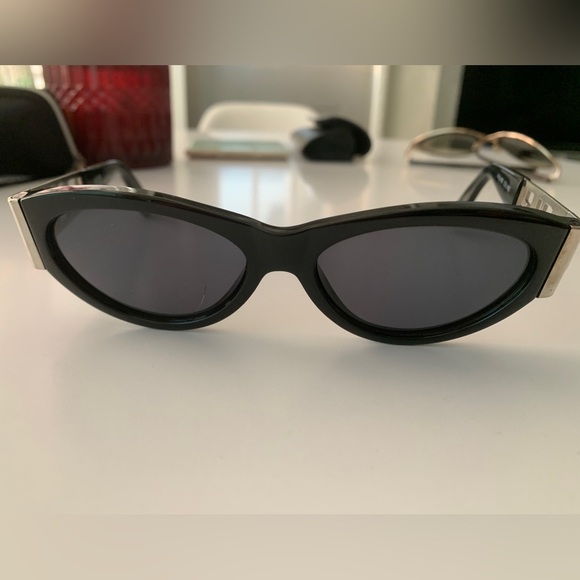 Versace - Picture 1 of 5